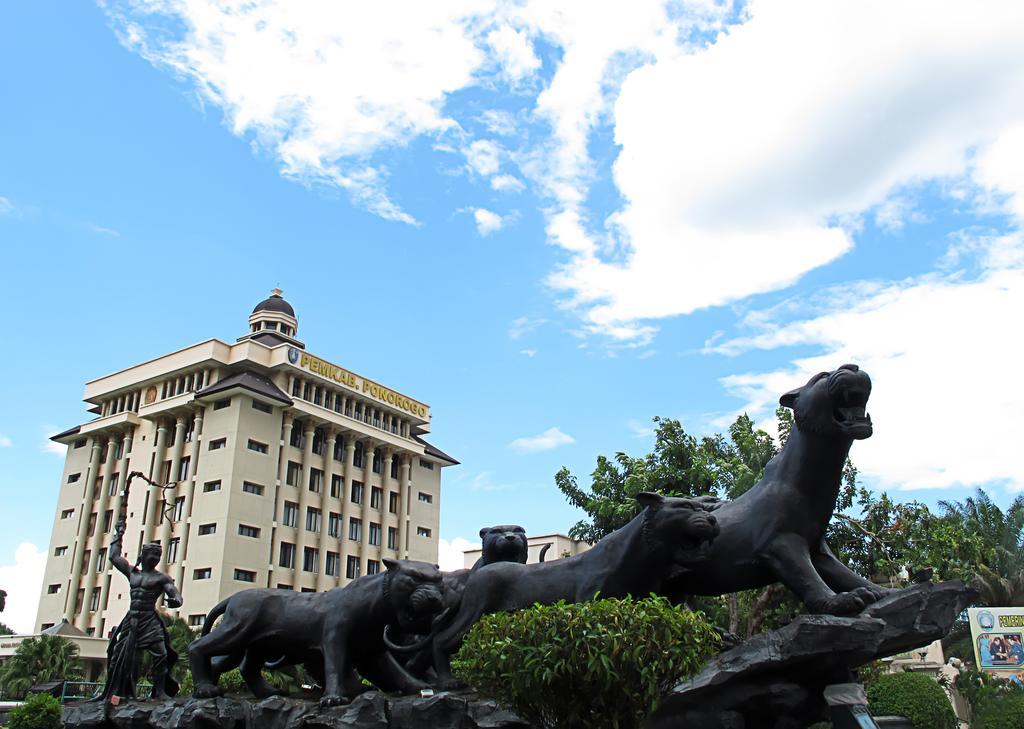 Maesa Hotel Ponorogo Exterior foto