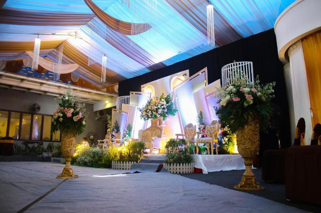 Maesa Hotel Ponorogo Exterior foto