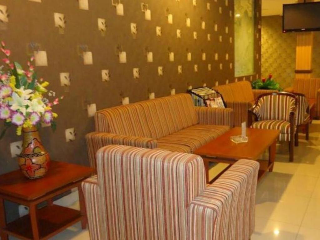 Maesa Hotel Ponorogo Exterior foto