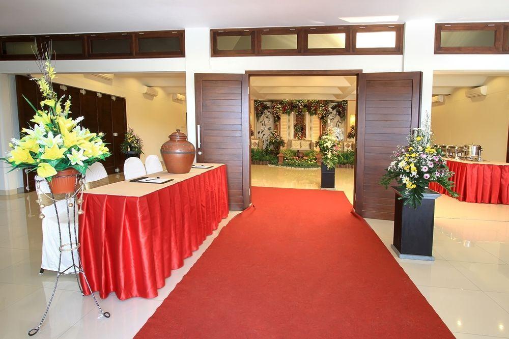 Maesa Hotel Ponorogo Exterior foto