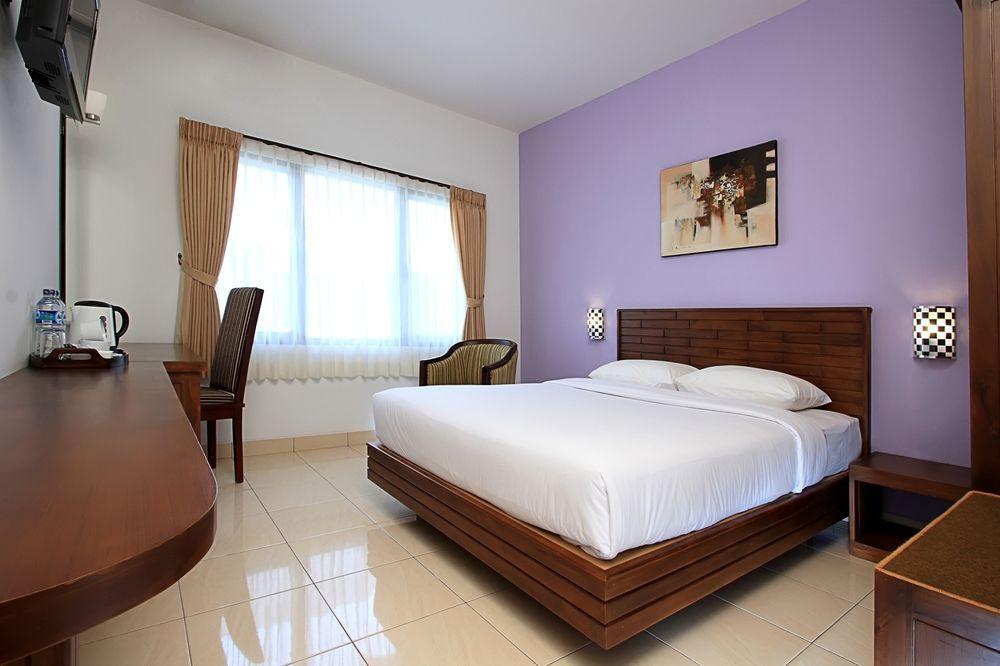 Maesa Hotel Ponorogo Exterior foto
