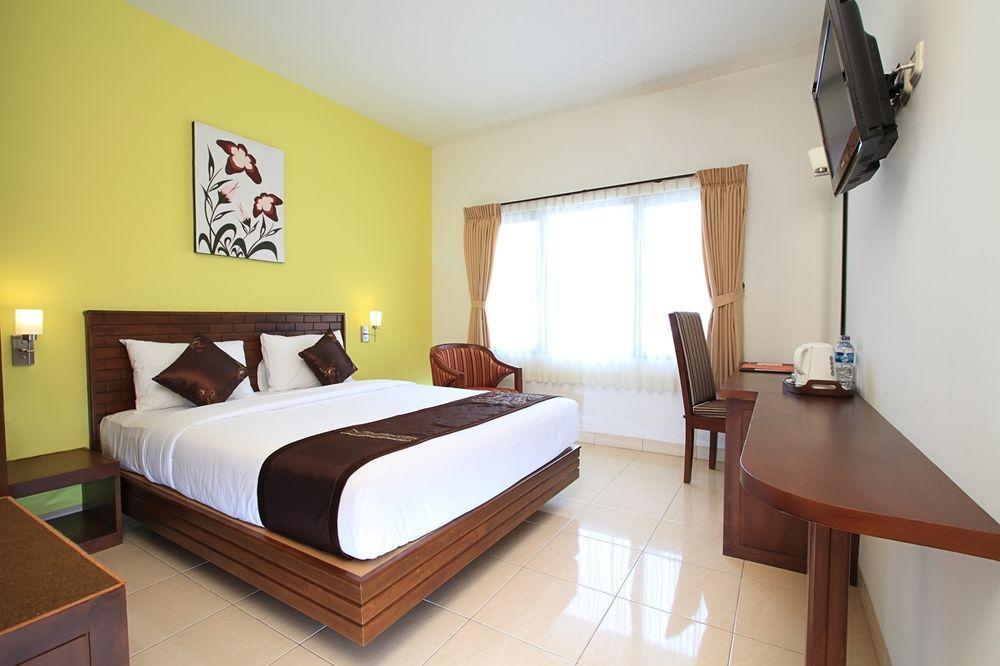 Maesa Hotel Ponorogo Exterior foto