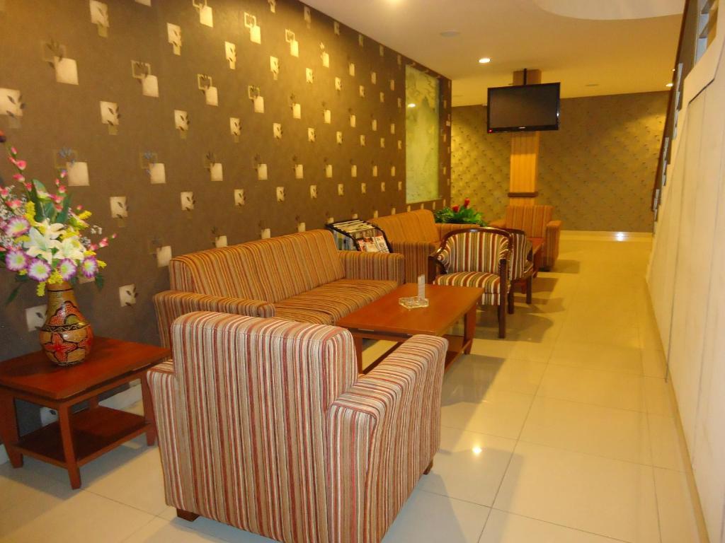 Maesa Hotel Ponorogo Exterior foto