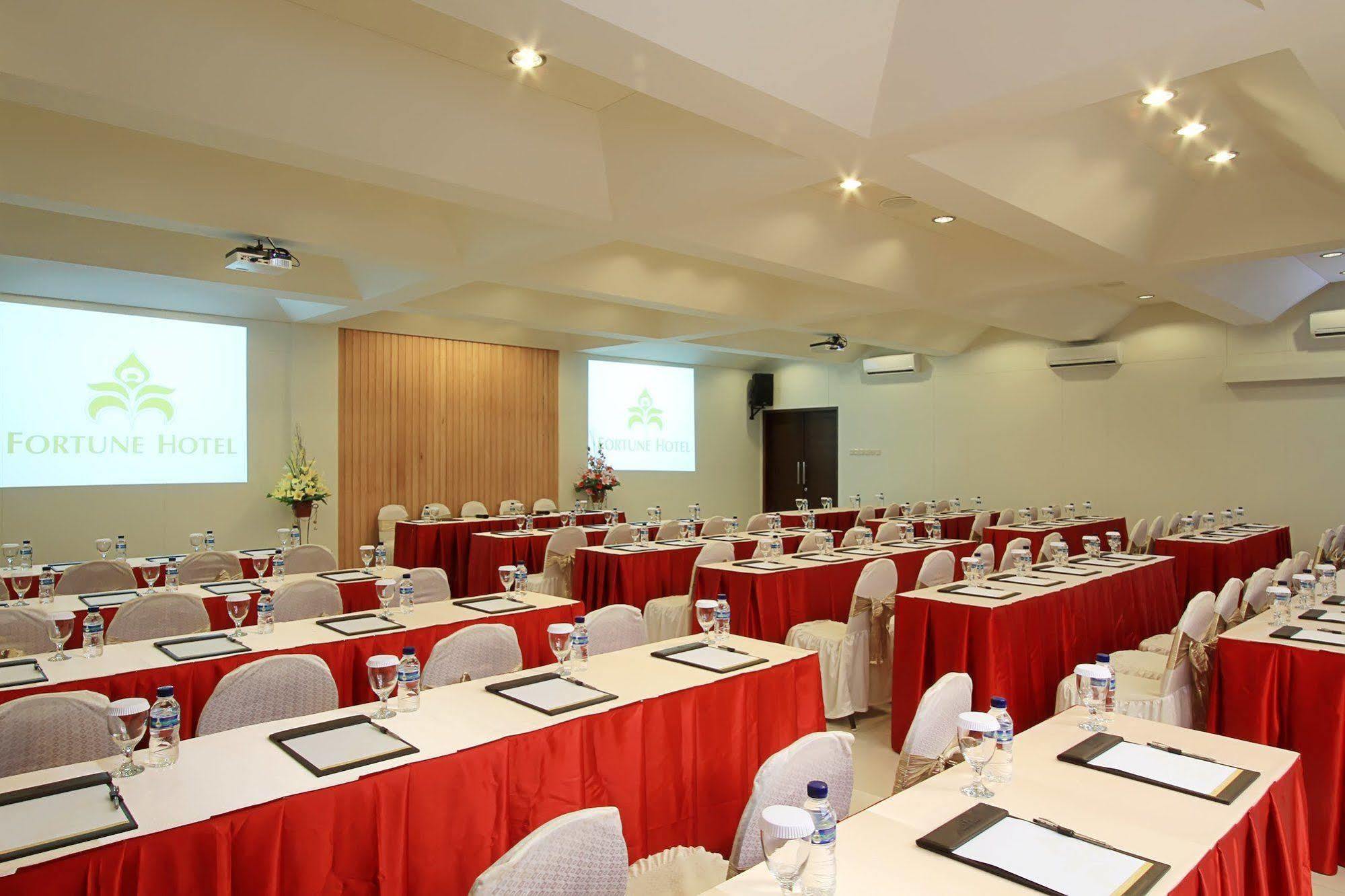 Maesa Hotel Ponorogo Exterior foto